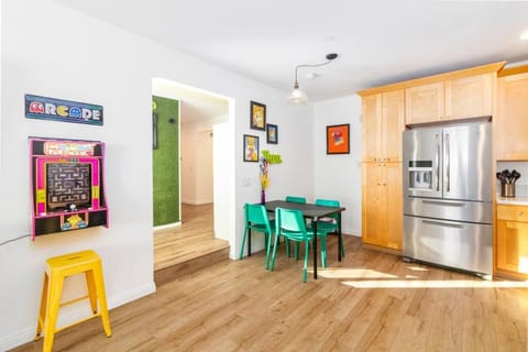 Colorful Home 3Bd 2Ba, Sleeps8, 1block to Univ., Pac-man, BBQ, FirePit House in Redlands