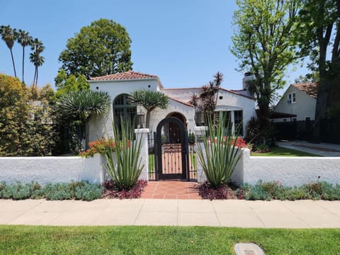 The Genesee Luxury Villa With Pool & Pet Friendly House in Hollywood