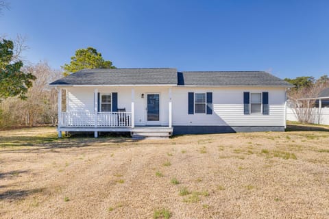 Charming Beaufort Home with Deck and Gas Grill! House in Beaufort