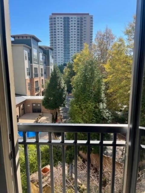 Queen suite with Juliet balcony view Apartamento in Dunwoody