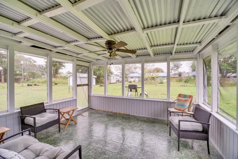 Palm Bay Home with Screened Porch - 8 Mi to Beaches! Casa in Palm Bay