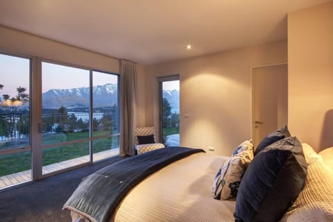 Villa Matau- Gas Fire- Lake Views- AC- BBQ Villa in Queenstown