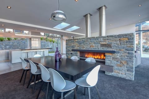 Villa Matau- Gas Fire- Lake Views- AC- BBQ Villa in Queenstown