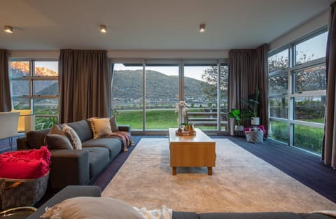 Villa Mantra- Free Parking- AC- Direct Lake Access Apartment in Queenstown