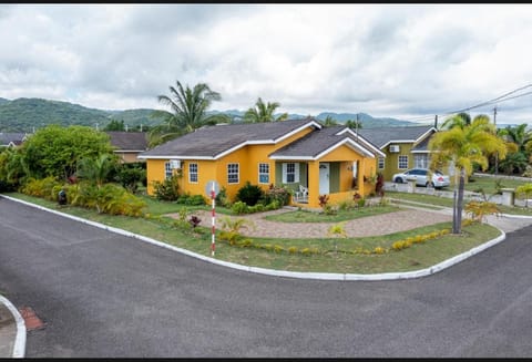 Draxhall Villa in Ochio Rios with King Bed and Ensuite near Dunns River Falls- 3 mins from Beach! Haus in St. Ann Parish