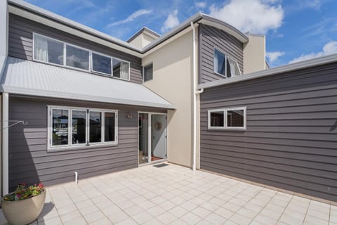 Hosts on the Coast - Pelicans Coastal Perch House in Whitianga