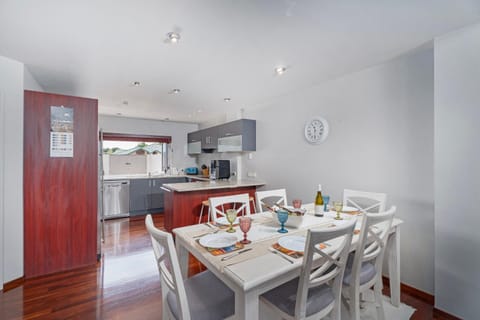 Hosts on the Coast - Pelicans Coastal Perch House in Whitianga