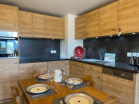 Charmant T3 en Duplex au Centre de Samoëns avec Balcon et WiFi - FR-1-624-155 Apartment in Samoëns