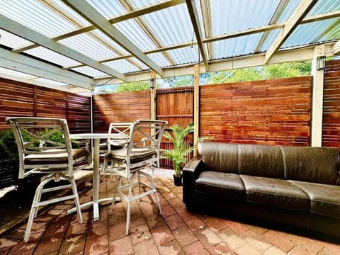 Charming Granny Flat Conveniently Located near Knox Shopping Center Bed and Breakfast in Wantirna South