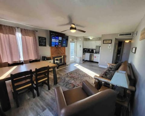 2 BR/2 BA BOO BOO'S High Hideaway! CRAZY VIEWS! Apartment in Gatlinburg