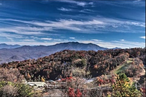 2 BR/2 BA BOO BOO'S High Hideaway! CRAZY VIEWS! Apartment in Gatlinburg