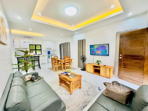 Samal Island Vacation Home, 4 Bedrooms 3 bathrooms, With Fast Wi-Fi, Netflix, Parking, Airconditioned Rooms Maison in Island Garden City of Samal