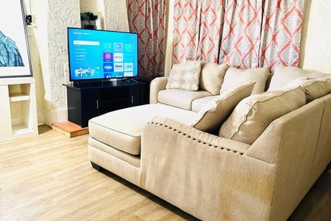 TV and multimedia, Living room, Seating area, Evening entertainment