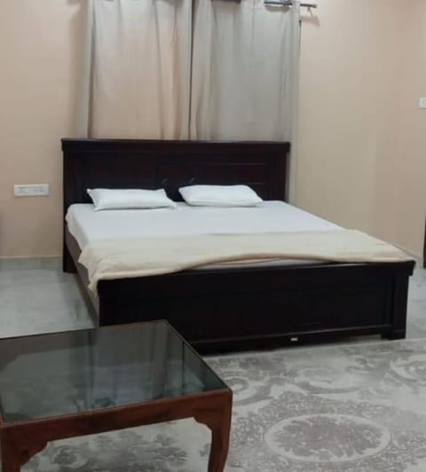 4-Bedroom Elegant and Spacious AC Apartment only for families, Prime Location, Just 100m from Main Road! Eigentumswohnung in Hyderabad