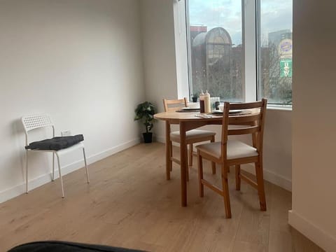 Deluxe Modern 1Bed Apartment w/ Gym & Free Parking Condo in Brentford