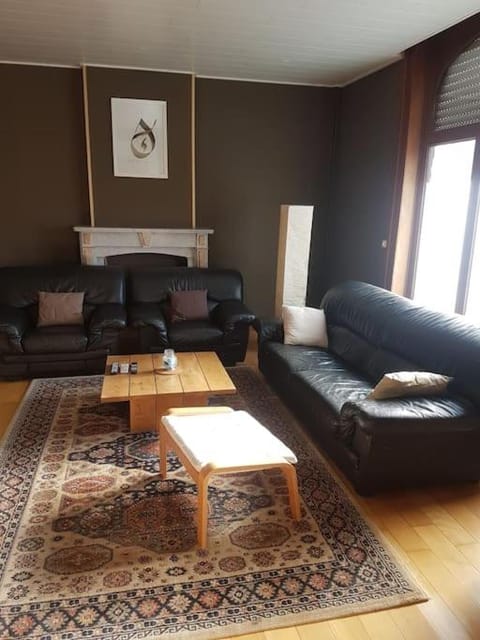 Lovely Bourg house 4 pers 2 bedr 2 bath Wifi Apartment in Charleroi