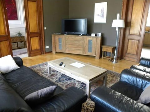 Lovely Bourg house 4 pers 2 bedr 2 bath Wifi Apartment in Charleroi