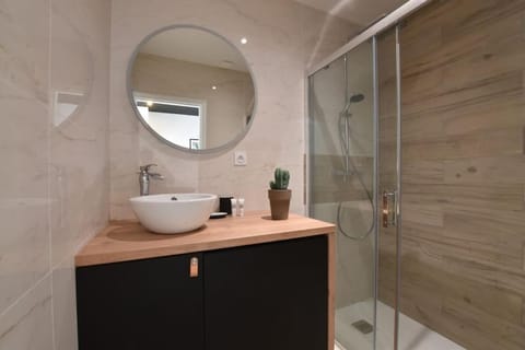 centre ville grand studio neuf climatisé +balcon Apartment in Saint-Raphael