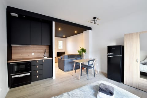 centre ville grand studio neuf climatisé +balcon Apartment in Saint-Raphael