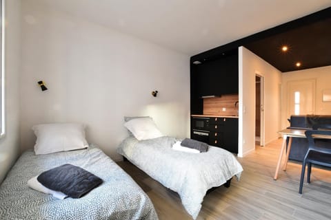 centre ville grand studio neuf climatisé +balcon Apartment in Saint-Raphael