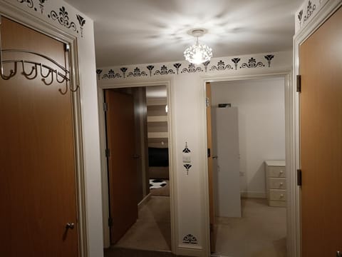 Stylish 2BD near Gatwick Airport in Crawley Condo in Crawley