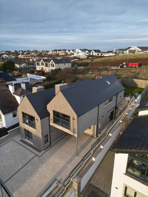 Property building, Day, Natural landscape, Bird's eye view, Location, Parking