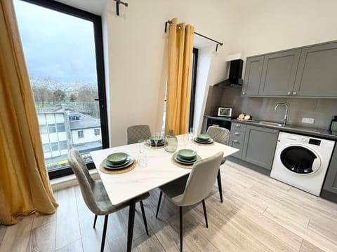 Kitchen or kitchenette, Dining area, dishwasher, minibar, pet friendly, toaster, washing machine