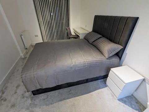 NEW Lux 1 or 2 Bed Flats + Car Park + 5min Tube + Fast WiFi Apartment in Enfield