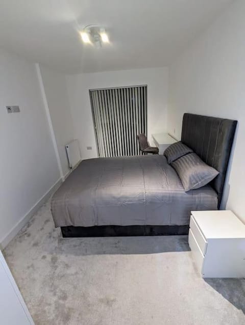 NEW Lux 1 or 2 Bed Flats + Car Park + 5min Tube + Fast WiFi Apartment in Enfield