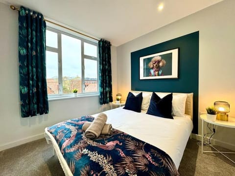 Coastal 3BR Bournemouth Apartment, Prime Location Apartment in Poole