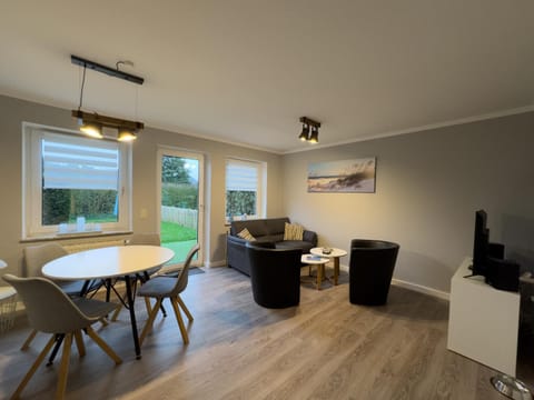 Garden, TV and multimedia, Living room, Seating area, Dining area