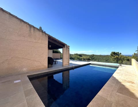 VILLA BOUGINVILLEES pour 12 personnes avec piscine chauffée et vue mer à La Londe-Les-Maures Villa in La Londe-les-Maures