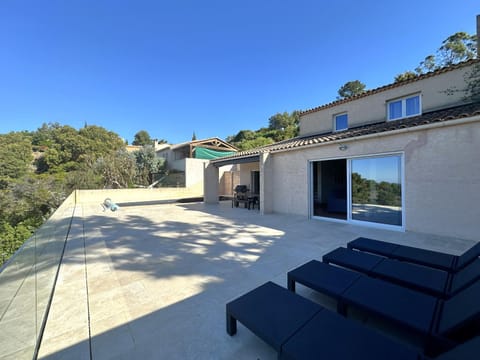 VILLA BOUGINVILLEES pour 12 personnes avec piscine chauffée et vue mer à La Londe-Les-Maures Villa in La Londe-les-Maures