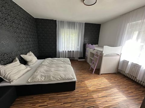 Hochwertige,geräumige 4-Zimmer-Whng an der Autobahn Apartment in Krefeld