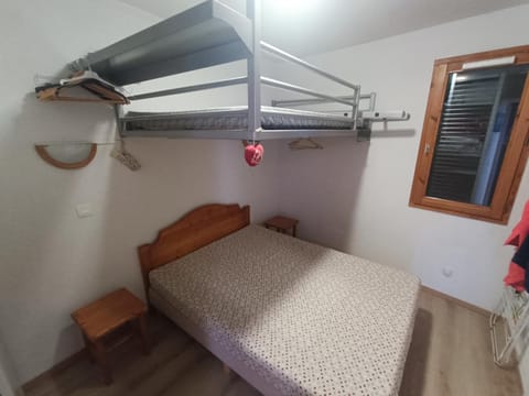 Bed, Photo of the whole room, Bedroom, bunk bed