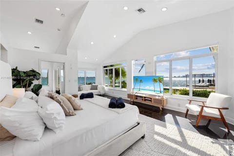 Bed, Photo of the whole room, Seating area, Bedroom, Pool view, Sea view