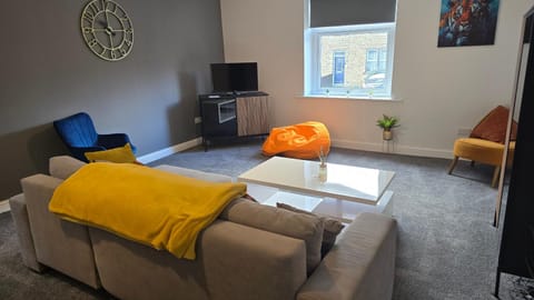 3BR Apartment sleeps 6 with sofa bed Apartment in Huddersfield