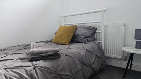 3BR Apartment sleeps 6 with sofa bed Apartment in Huddersfield