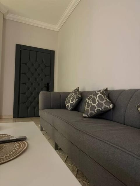 شقة فاخرة بدخول ذاتي/غرفة و صالة و مطبخ و حمام Condo in Riyadh