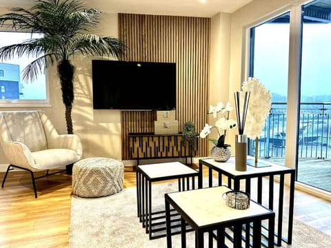 TV and multimedia, Balcony/Terrace, Living room, Seating area, Evening entertainment