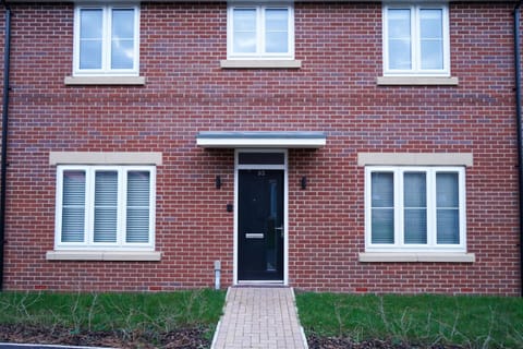 A1M Hampton Lakes Brand New Entire House Apartment in Huntingdonshire District