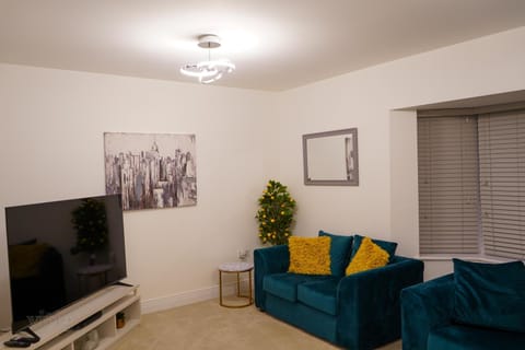 Communal lounge/ TV room, TV and multimedia, Living room, Seating area, Evening entertainment