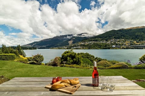 Lakefront Cottage House in Queenstown