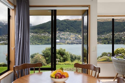 Lakefront Cottage House in Queenstown