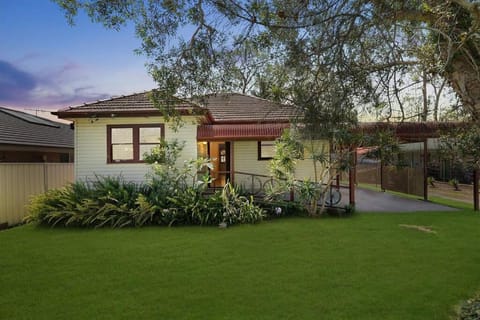 Family house with pool table, outdoor patio and BBQ House in Lake Macquarie