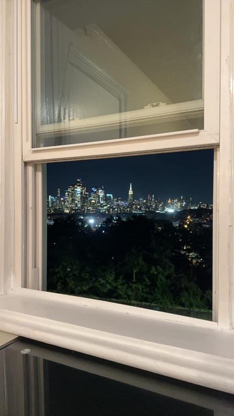 Cozy apartment with city skyline. Easy commute midtown Manhattan. Bed and Breakfast in Hoboken