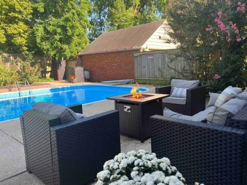 Property building, Patio, Day, Garden, Balcony/Terrace, Seating area, Diving, Garden view, Pool view, Swimming pool, sunbed