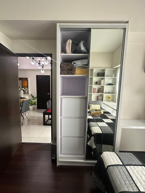 Single Bedroom with private toilet and bath Vacation rental in Makati