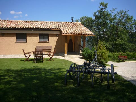 Property building, Patio, Spring, Day, Garden, Garden view, sunbed