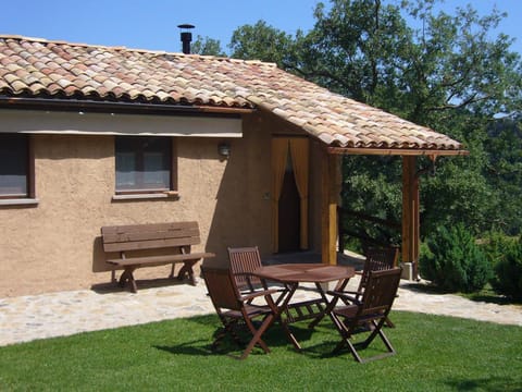 Property building, Patio, Spring, Day, Garden, Dining area, Garden view